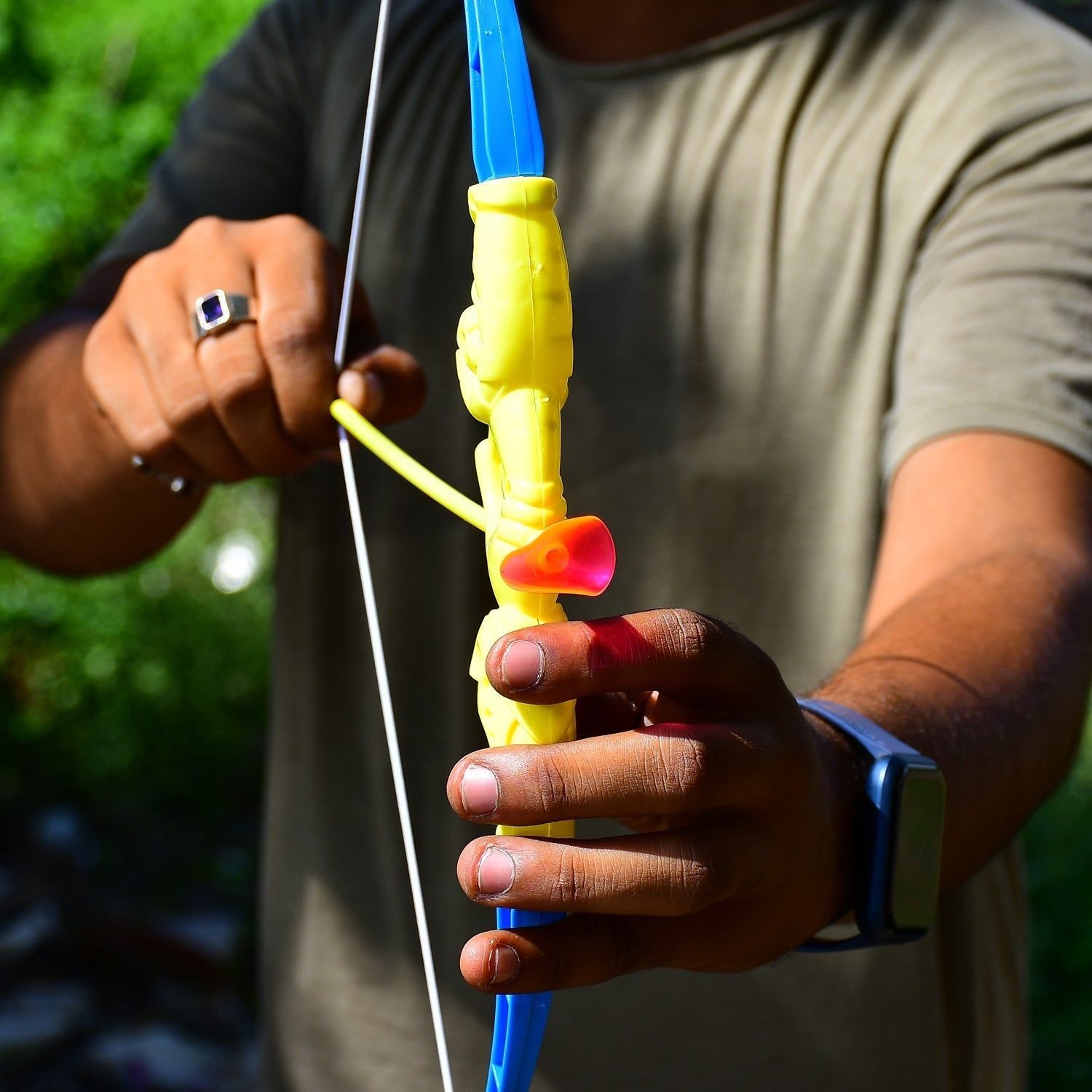 Plastic Archery Bow and Arrow Toy Set with single knife and 3pc Arrow and Target Board, - Image 2