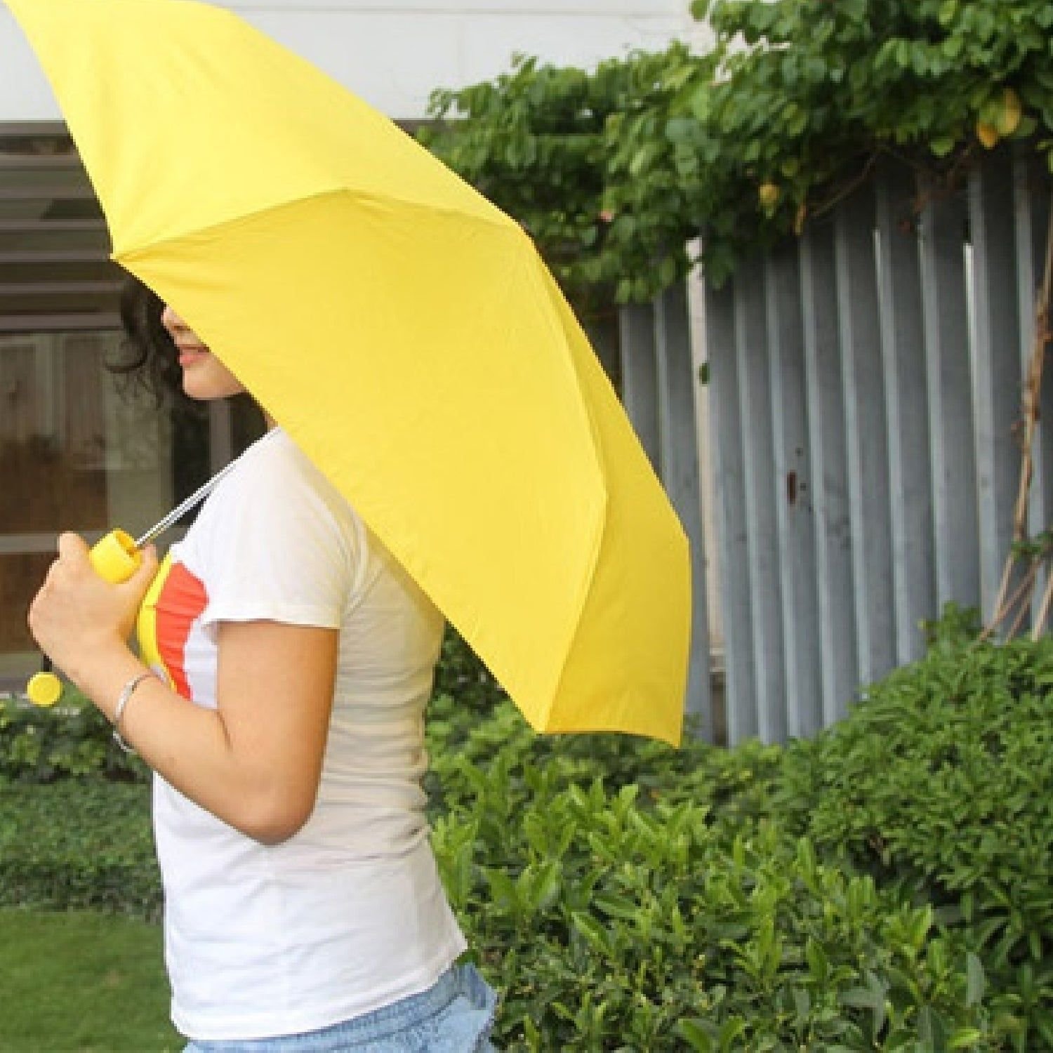 Stylish Banana Shaped Mini Foldable Umbrella - Image 4